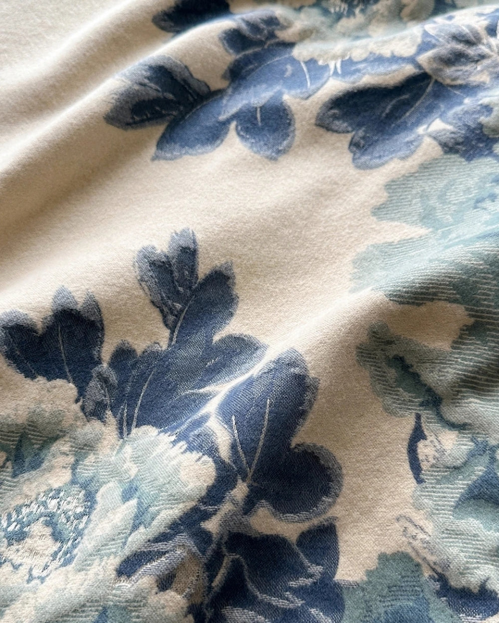 3poncho-cape-femme-motif-floral-vintage-bleu-closeup