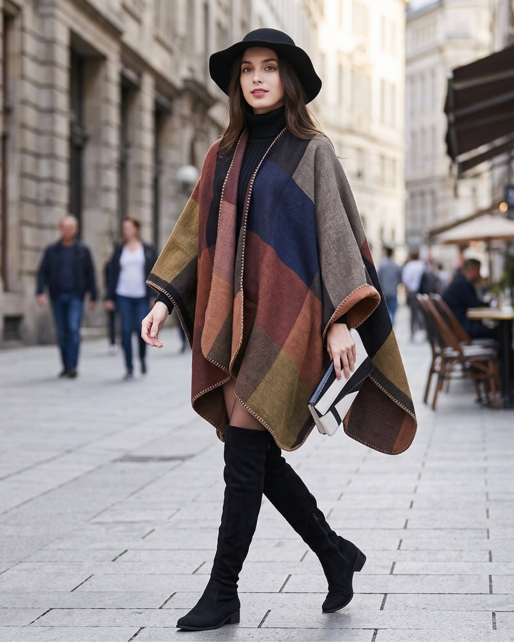 poncho-cape-femme-en-cachemire-motif-plaid-abstrait-situation-3