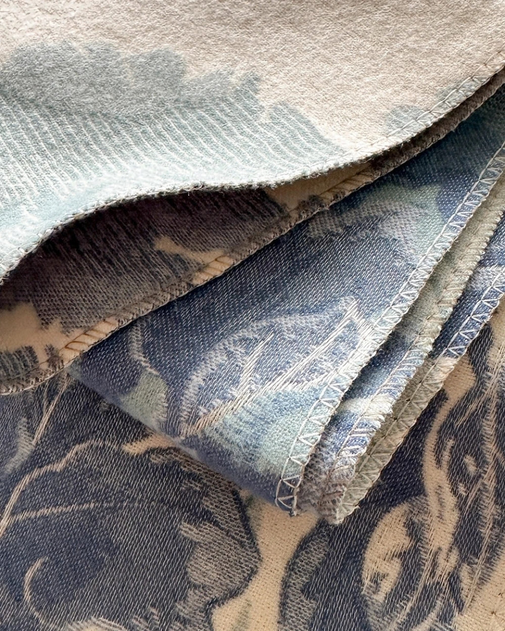 poncho-cape-femme-motif-floral-vintage-closeup-tissu