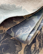 poncho-cape-femme-motif-floral-vintage-closeup-tissu