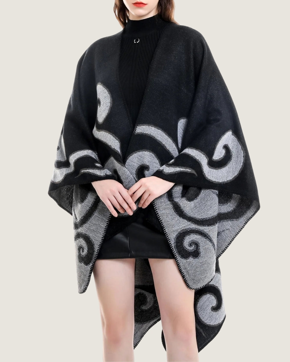 poncho-cape-femme-motif-spirales-noir