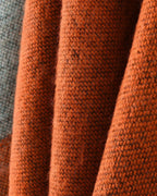 poncho-cape-femme-motif-spirales-orange-closeup-2