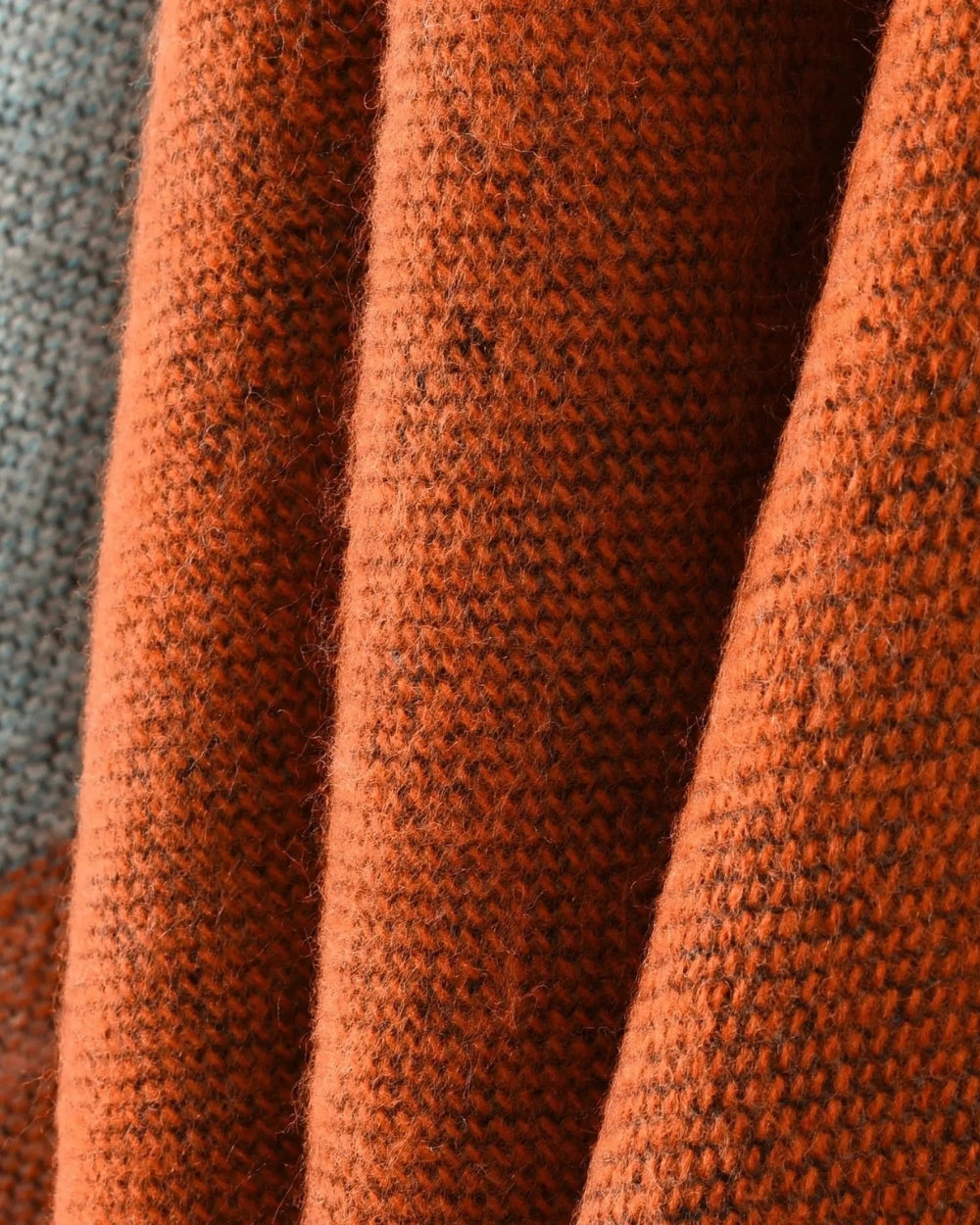 poncho-cape-femme-motif-spirales-orange-closeup-2