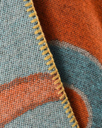 poncho-cape-femme-motif-spirales-orange-closeup