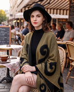 poncho-cape-femme-motif-spirales-situation-assis