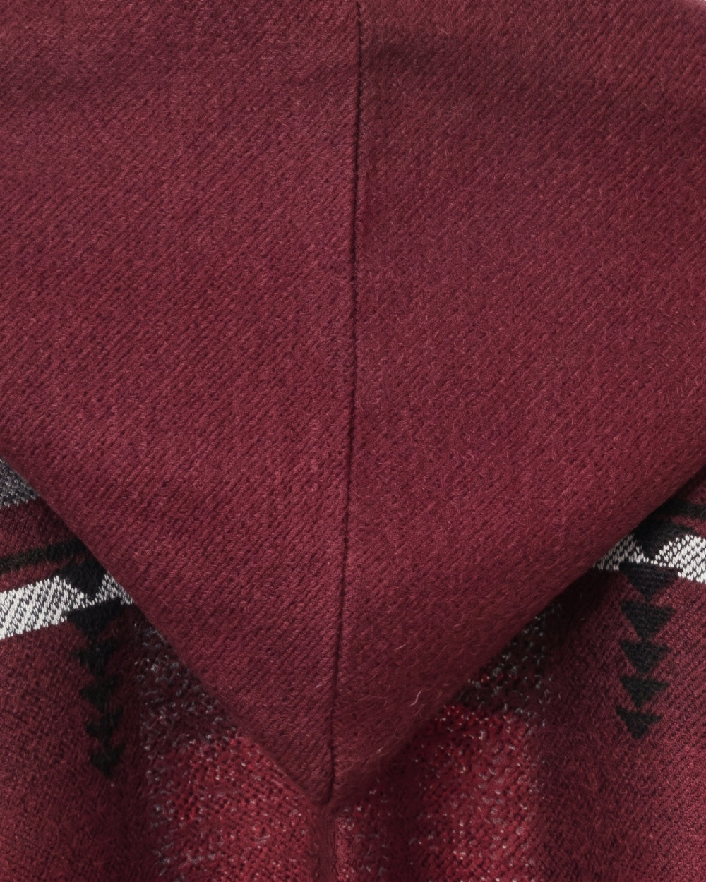 poncho-cape-homme-capuche-motif-ethnique-closeup