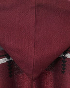 poncho-cape-homme-capuche-motif-ethnique-closeup