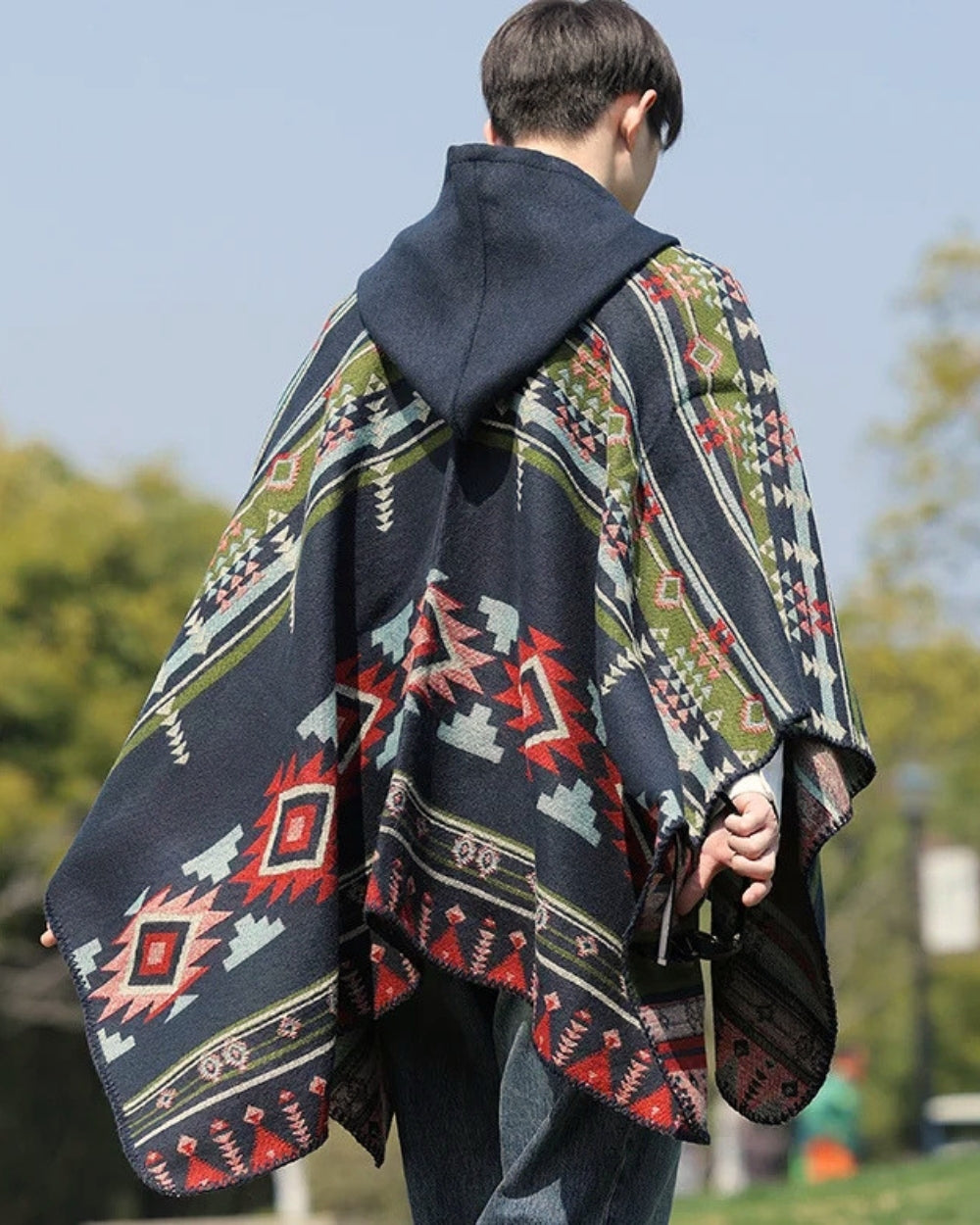 poncho-cape-homme-capuche-motif-ethnique-situation-bleu-marine