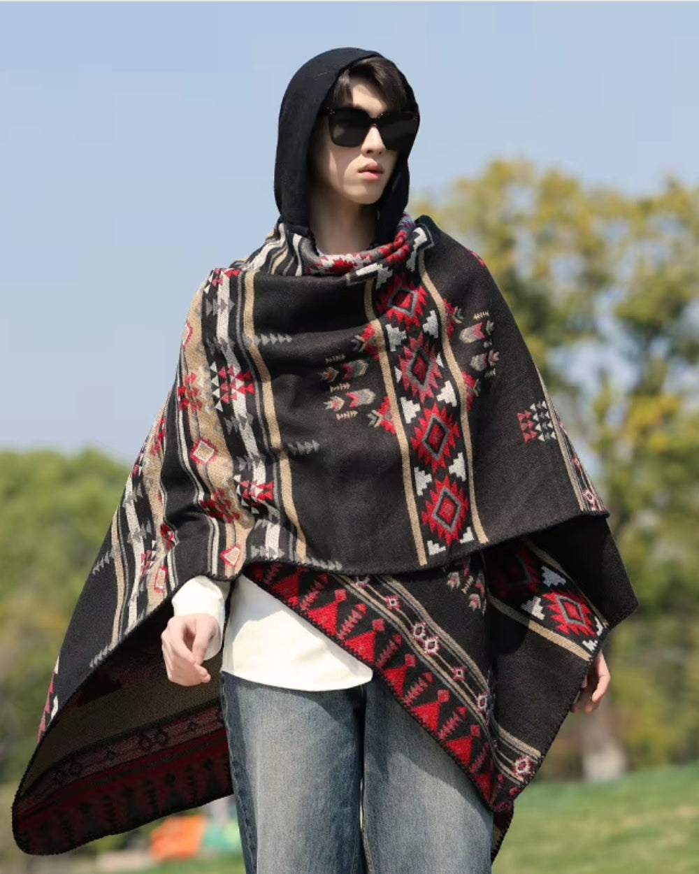 poncho-cape-homme-capuche-motif-ethnique-situation-noir