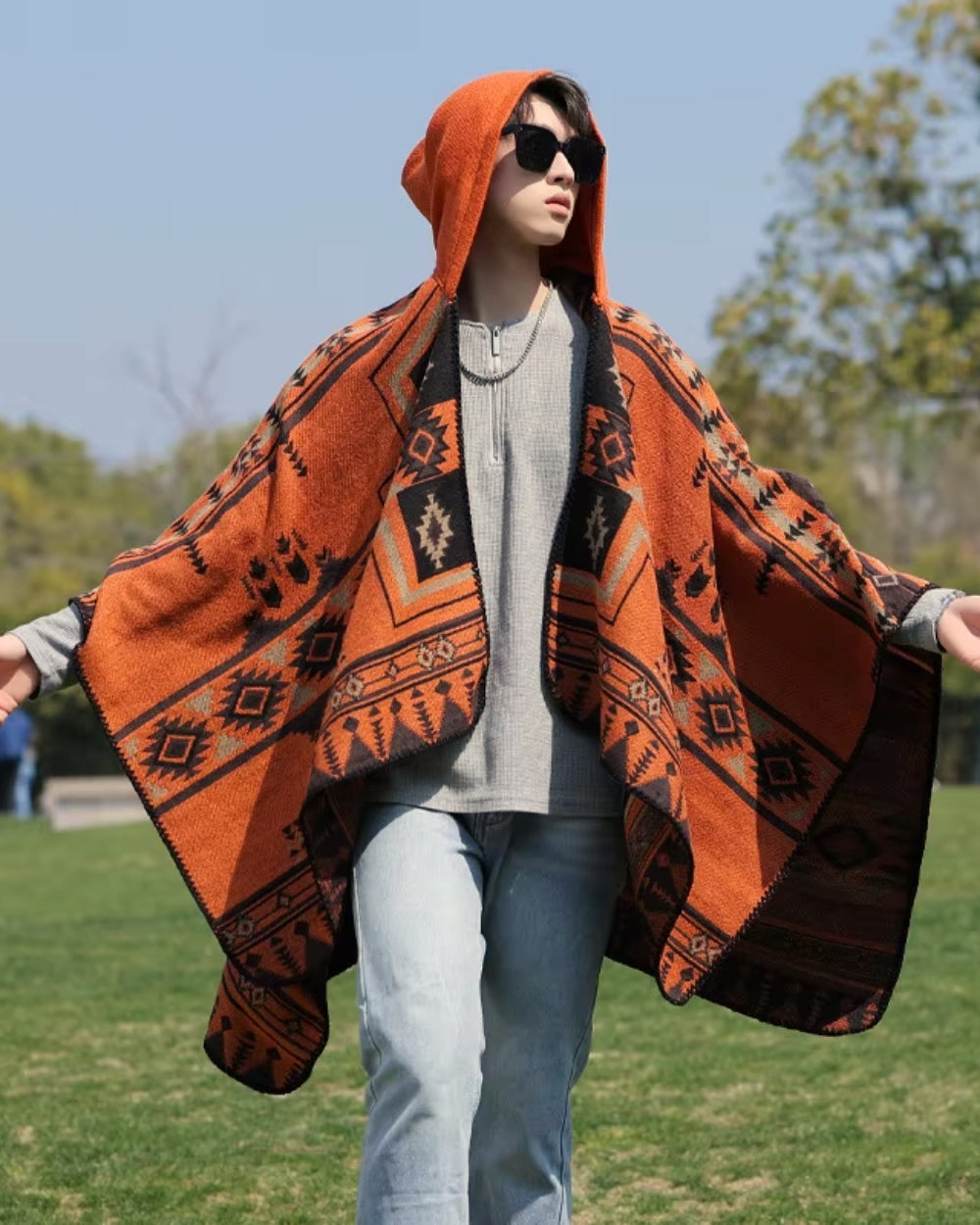 poncho-cape-homme-capuche-motif-ethnique-situation-orange