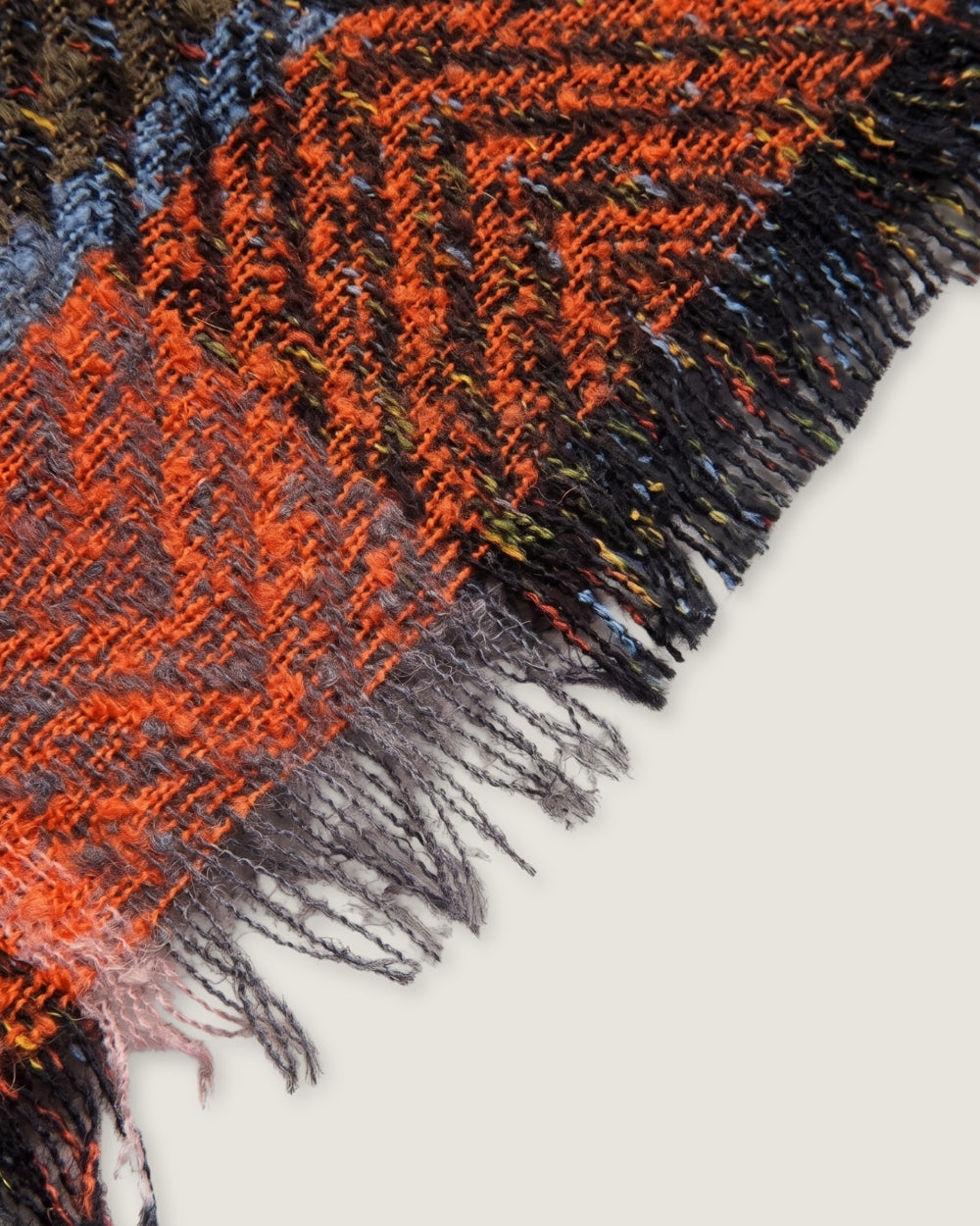 poncho-capuche-effet-use-seul-closeup-bord