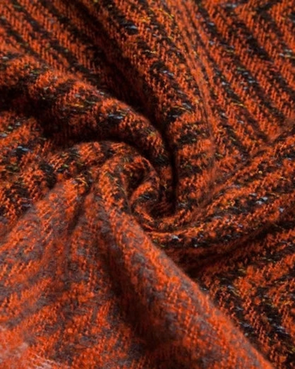 poncho-capuche-effet-use-seul-closeup