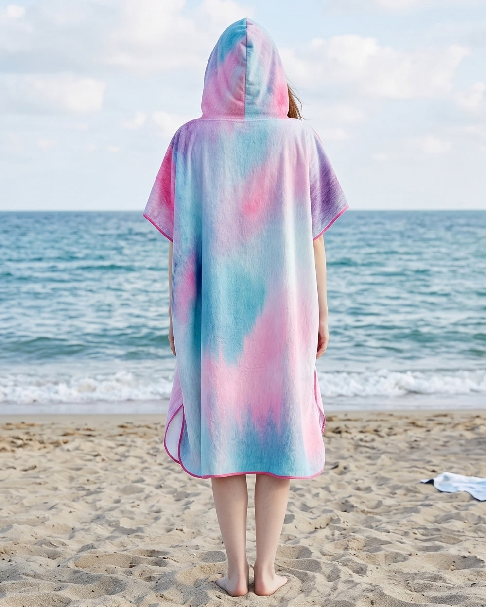 poncho-de-bain-en-microfibre-a-capuche-tie-dye-situation-plage