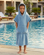 poncho-de-bain-enfant-a-capuche-en-microfibre-situation-piscine
