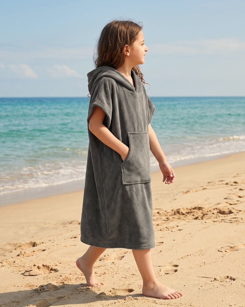 poncho-de-bain-enfant-a-capuche-en-microfibre-situation-plage