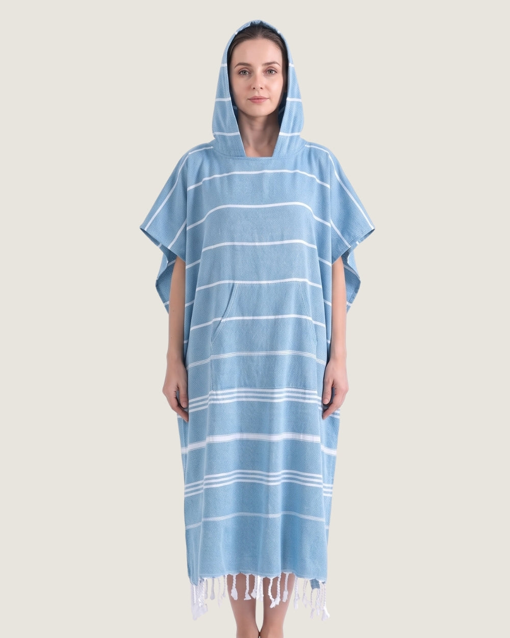 poncho-de-bain-raye-capuche-et-franges-bleu