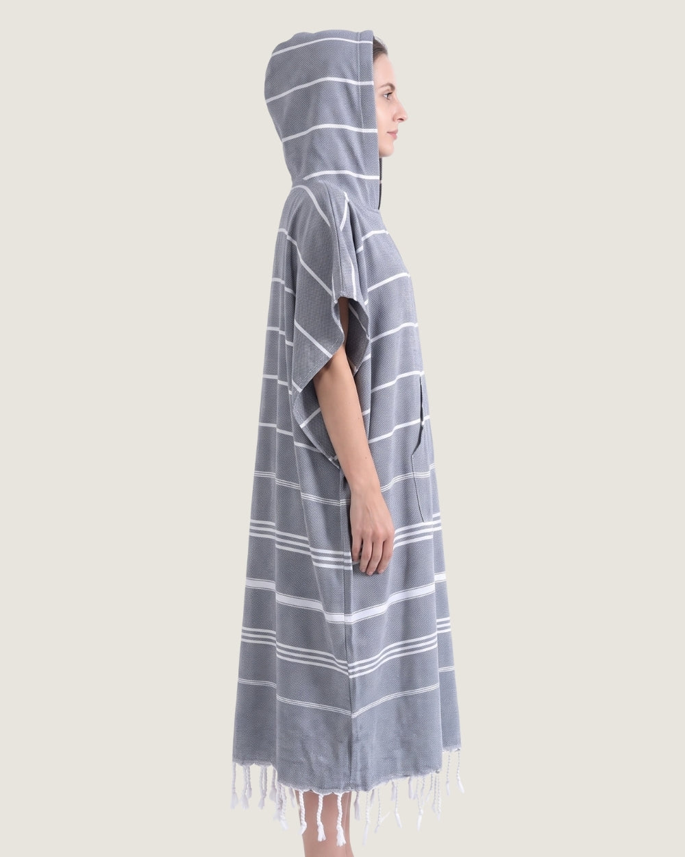 poncho-de-bain-raye-capuche-et-franges-gris-cote