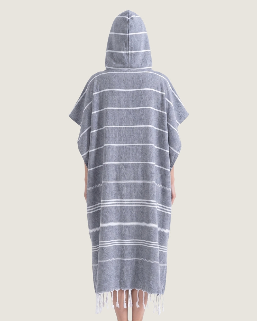 poncho-de-bain-raye-capuche-et-franges-gris-dos