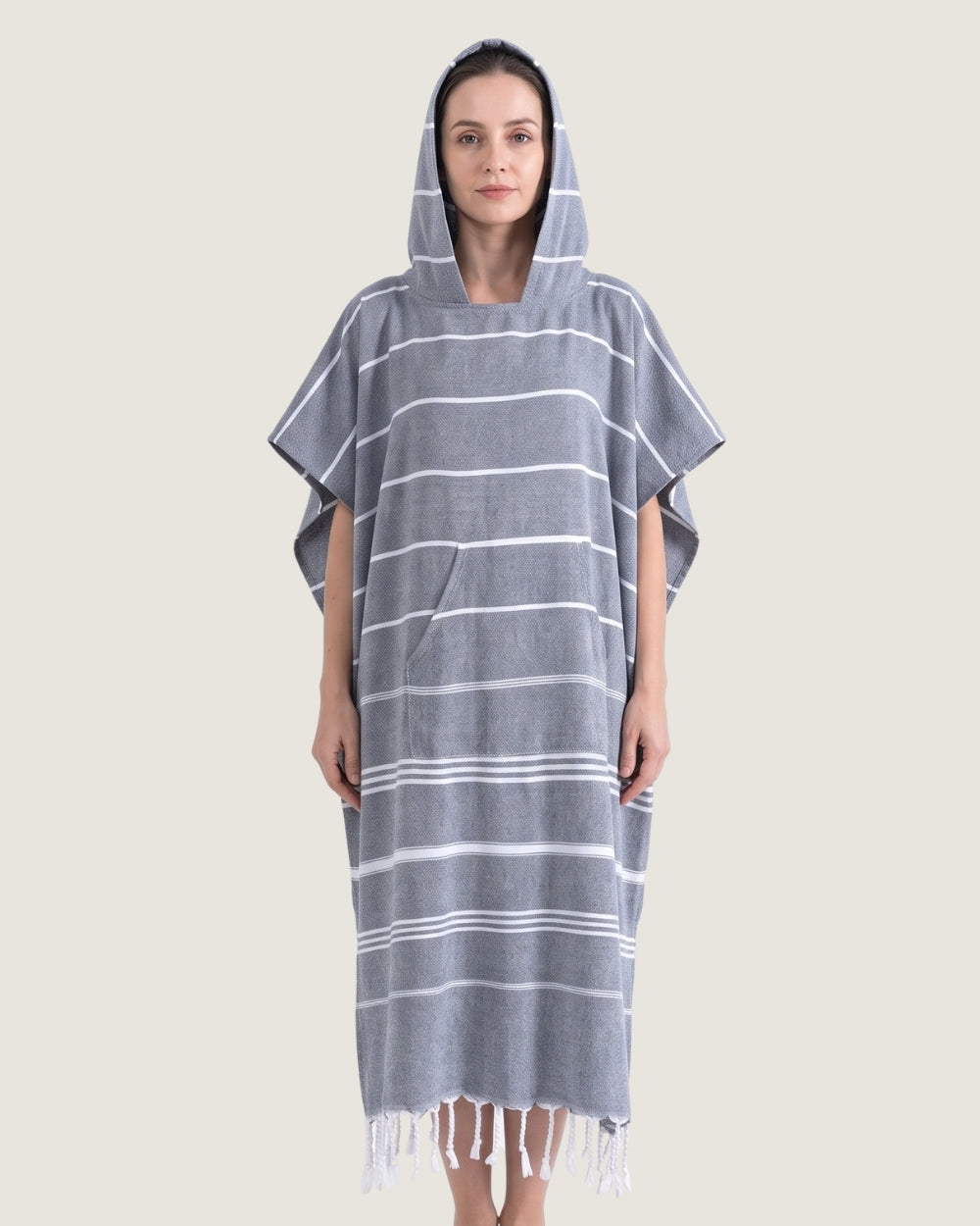 poncho-de-bain-raye-capuche-et-franges-gris