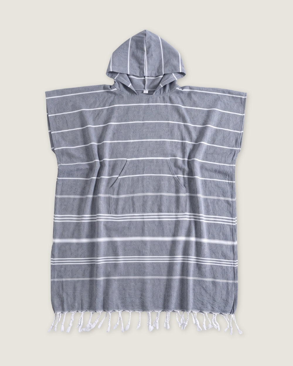 poncho-de-bain-raye-capuche-et-franges-plat