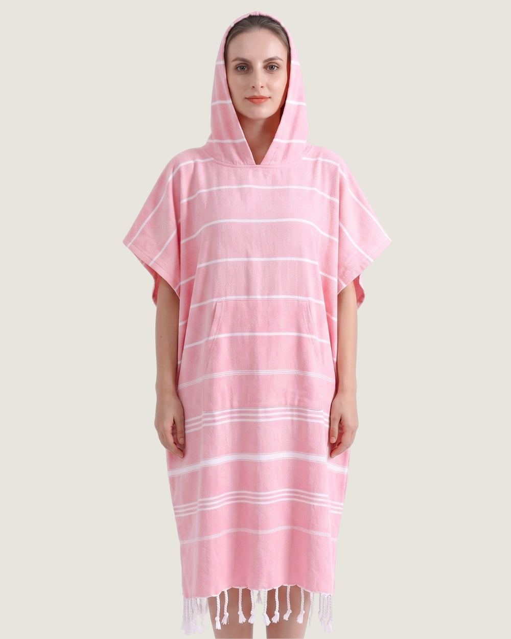 poncho-de-bain-raye-capuche-et-franges-rose