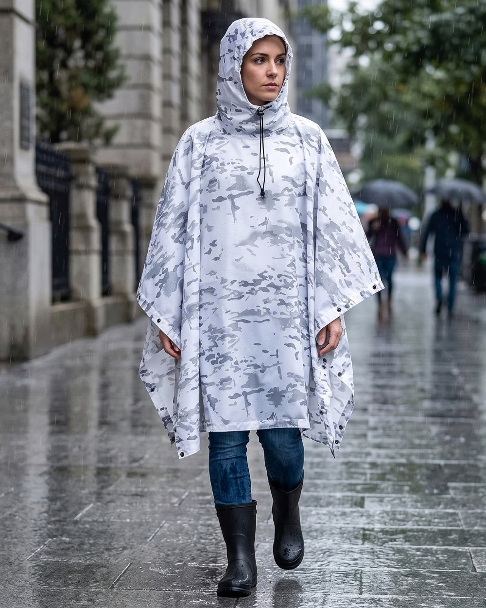poncho-de-pluie-capuche-impermeable-motif-camouflage-militaire-blanc-femme