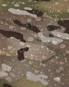 poncho-de-pluie-capuche-impermeable-motif-camouflage-militaire-closeup