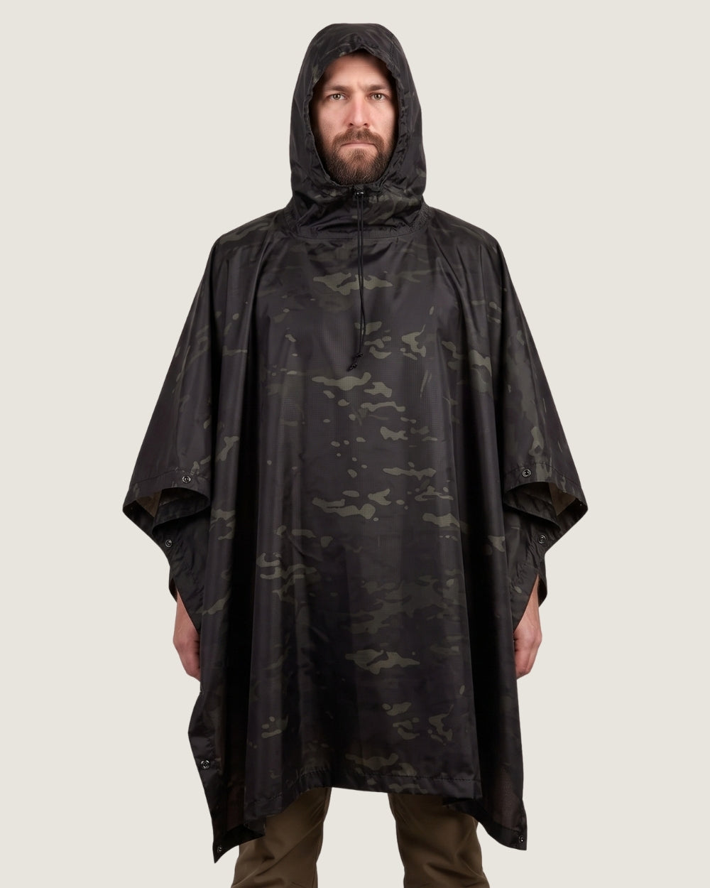 poncho-de-pluie-capuche-impermeable-motif-camouflage-militaire-noir