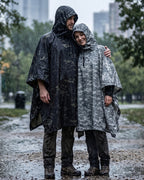 poncho-de-pluie-capuche-impermeable-motif-camouflage-militaire-situation-couple