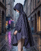 poncho-de-pluie-capuche-impermeable-motif-pois-bleu-marine-situation