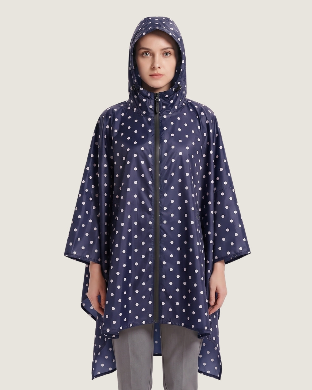 poncho-de-pluie-capuche-impermeable-motif-pois-bleu-marine