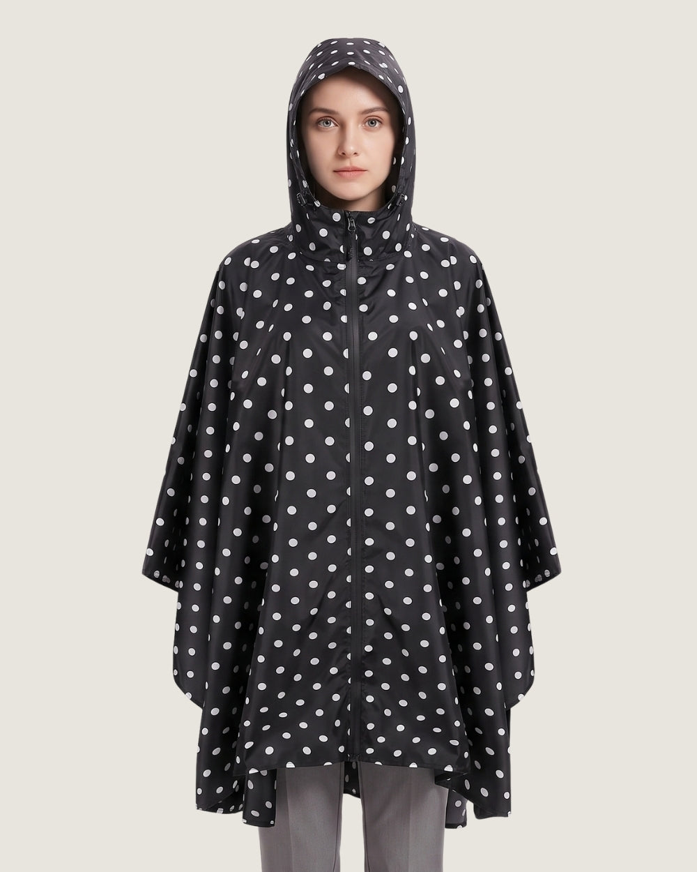 poncho-de-pluie-capuche-impermeable-motif-pois-noir