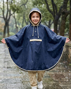 poncho-de-pluie-enfant-capuche-impermeable-beige-bleu-marine-situation
