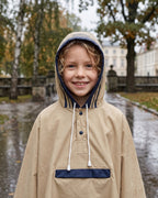 poncho-de-pluie-enfant-capuche-impermeable-beige-situation