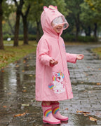poncho-de-pluie-enfant-fille-licorne-impermeable-capuche-situation-cote