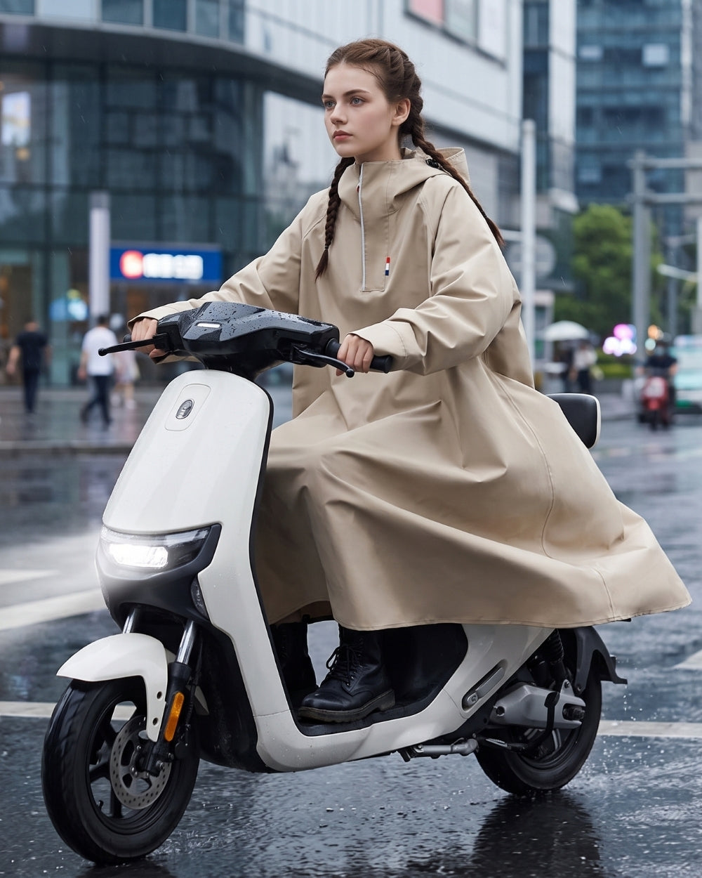poncho-de-pluie-impermeable-capuche-pour-scooter-et-velo-beige-situation