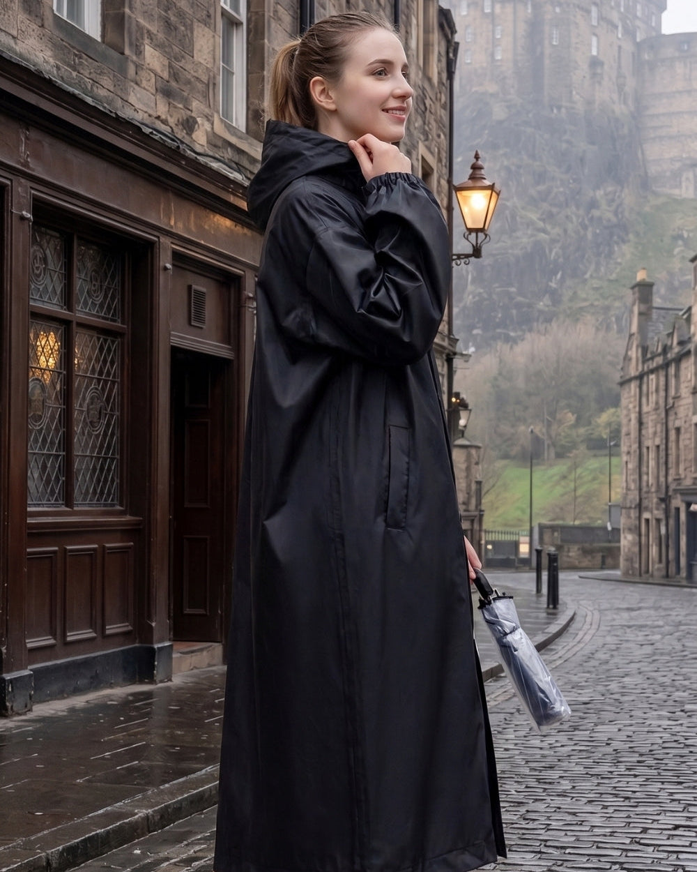 poncho-de-pluie-impermeable-long-situation-femme-noir