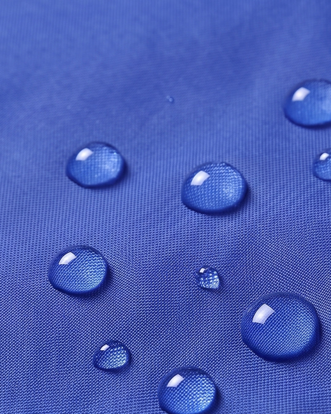 poncho-de-pluie-velo-impermeable-capuche-bleu-closeup