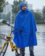 poncho-de-pluie-velo-impermeable-capuche-bleu-situation-debout