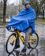 poncho-de-pluie-velo-impermeable-capuche-bleu-situation