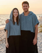 poncho-de-surf-a-capuche-en-microfibre-bicolore-bleu-clair-couple
