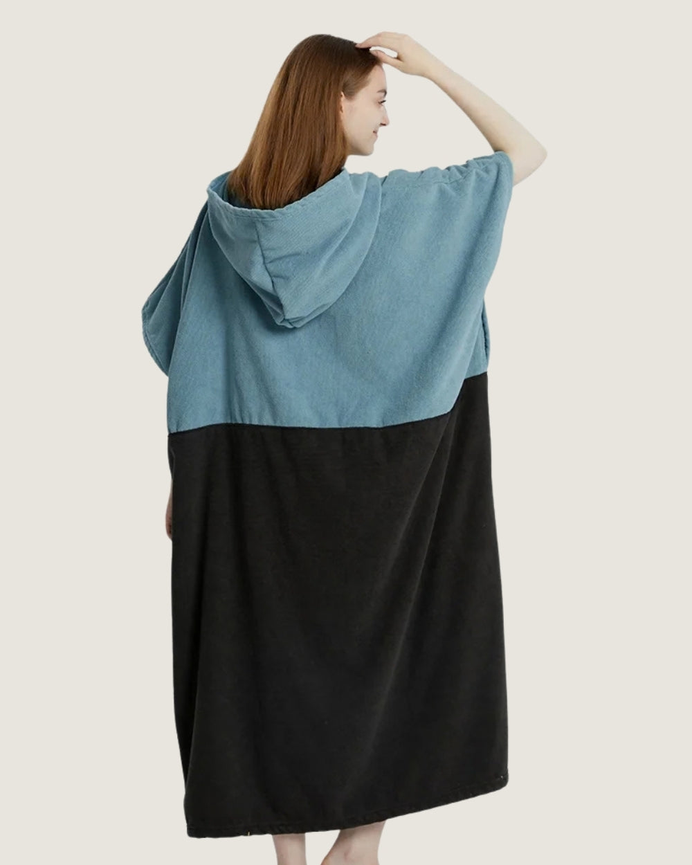 poncho-de-surf-a-capuche-en-microfibre-bicolore-bleu-clair-dos