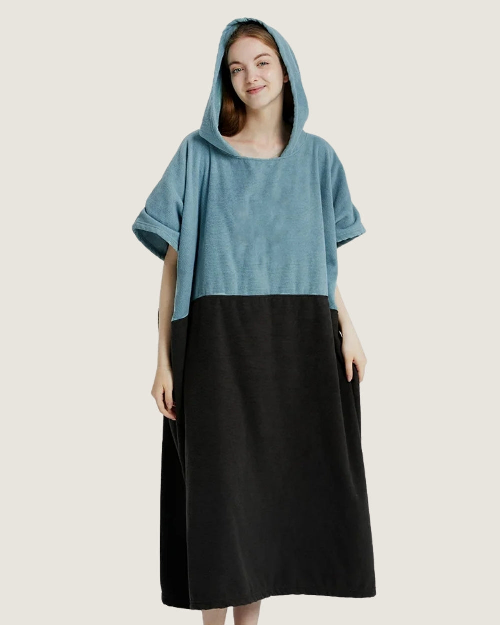 poncho-de-surf-a-capuche-en-microfibre-bicolore-bleu-clair