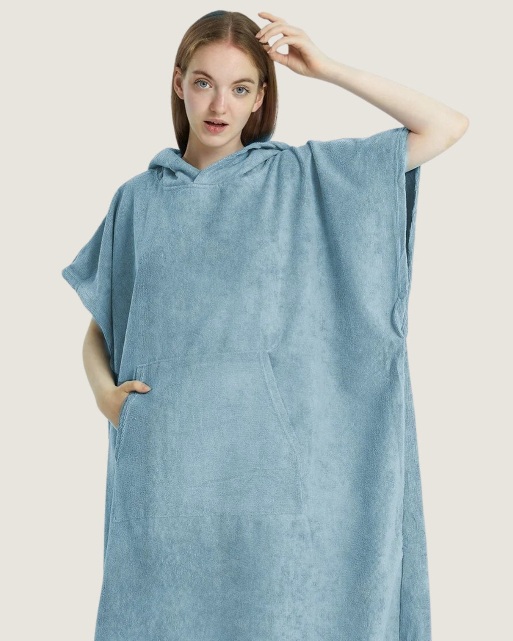 poncho-de-surf-en-microfibre-a-capuche-bleu-clair-model