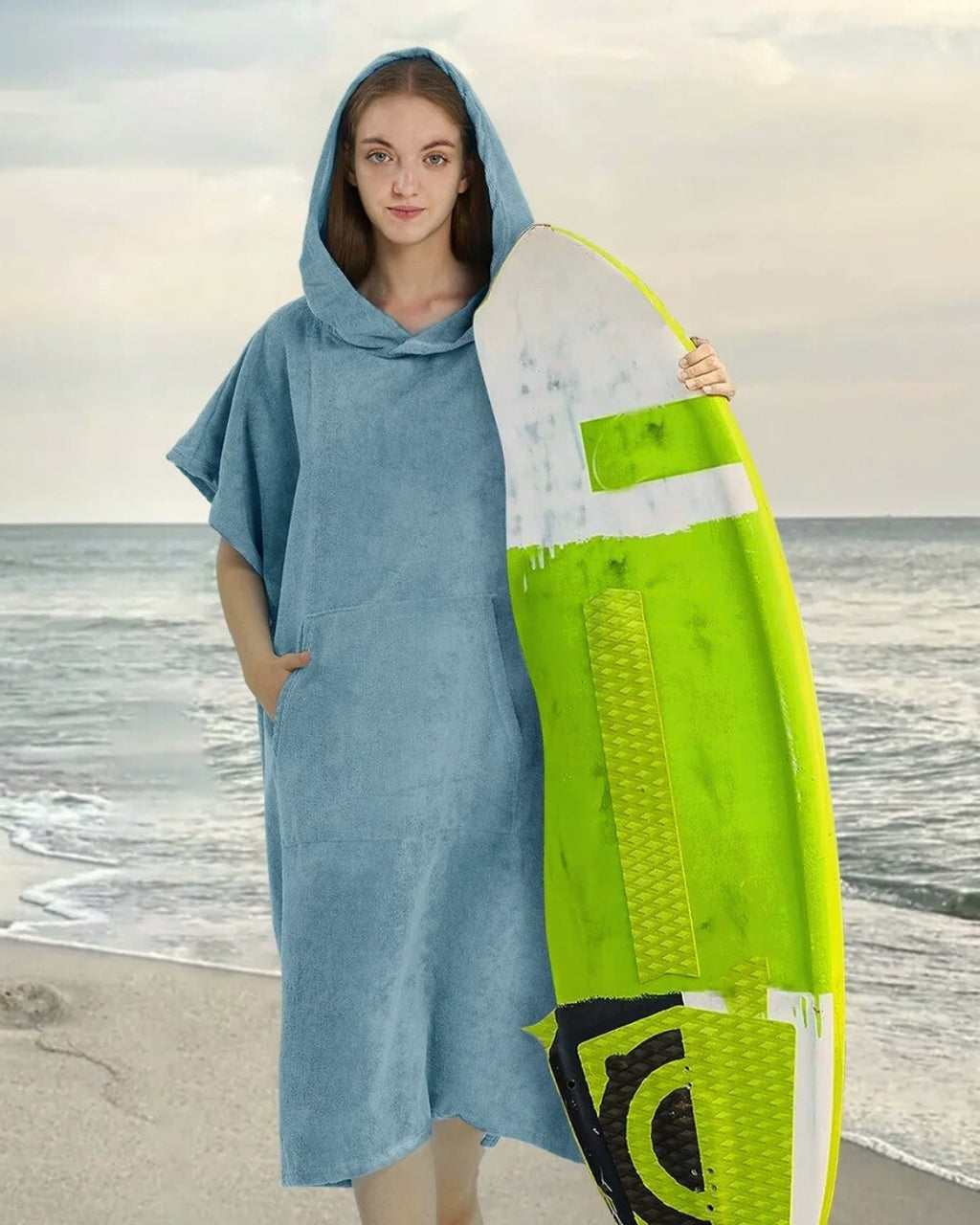 poncho-de-surf-en-microfibre-a-capuche-bleu-clair-situation-surf