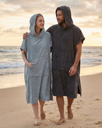 poncho-de-surf-en-microfibre-a-capuche-bleu-marine-situation-couple