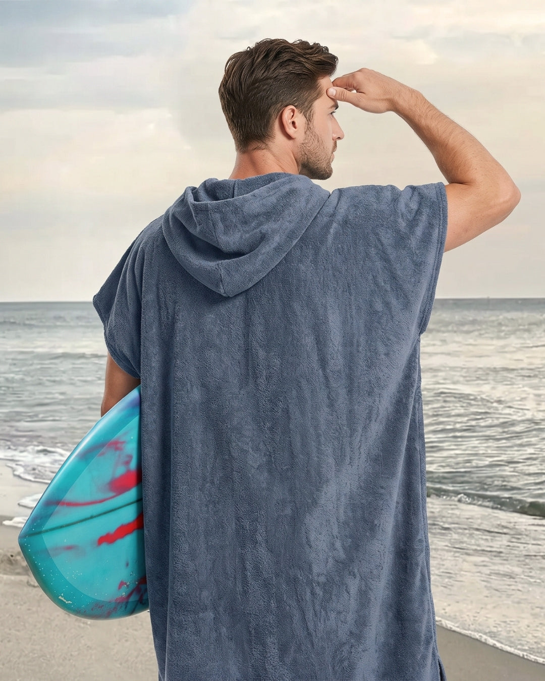 poncho-de-surf-en-microfibre-a-capuche-bleu-marine-situation-surf-homme