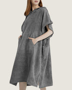 poncho-de-surf-en-microfibre-a-capuche-gris-cote