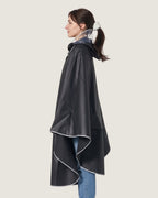 poncho-de-velo-impermeable-avec-capuche-visiere-ajustable-noir-profil