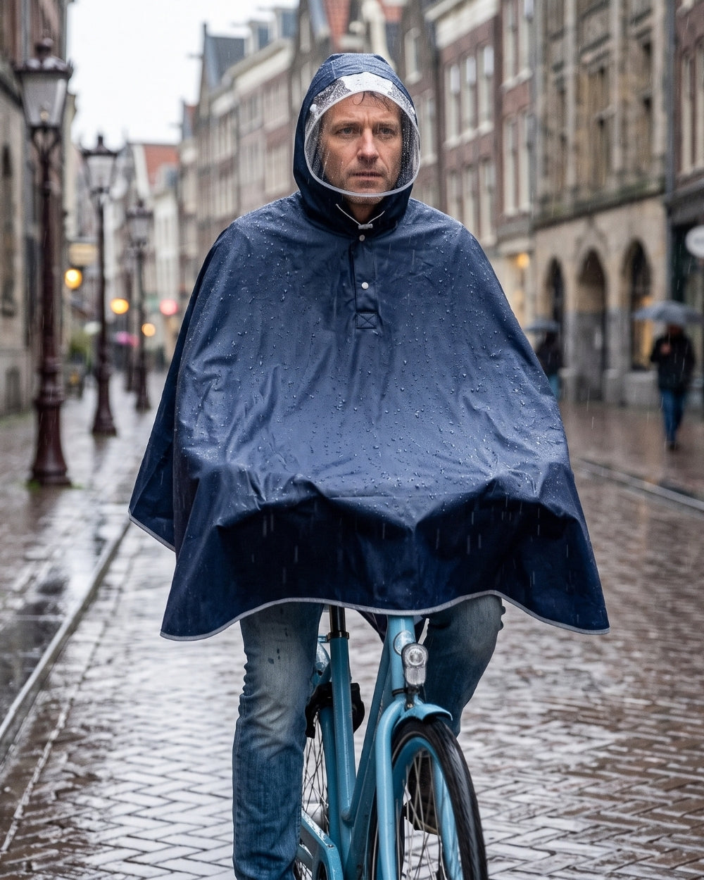 poncho-de-velo-impermeable-avec-capuche-visiere-ajustable-situation-bleu